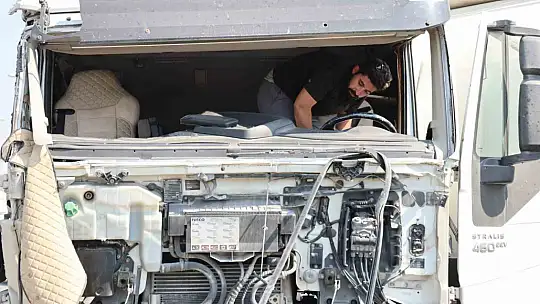 Tanker karşı şeride geçip otomobile çarptı, kamyon yan devrildi: 2 yaralı
