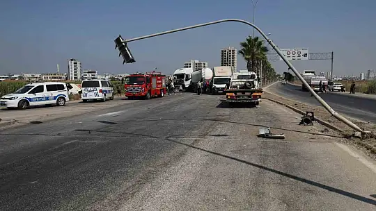 Tanker karşı şeride geçip otomobile çarptı, kamyon yan devrildi: 2 yaralı