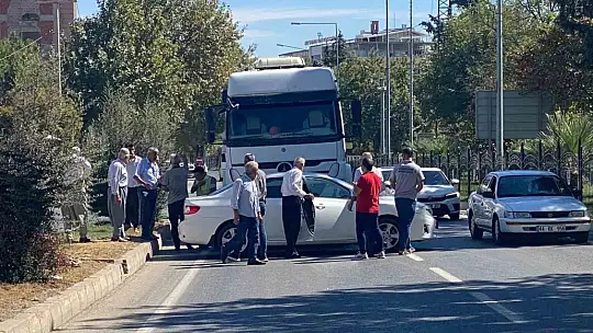 Adıyaman'da çimento tankeriyle çarpışan otomobil sürüklendi