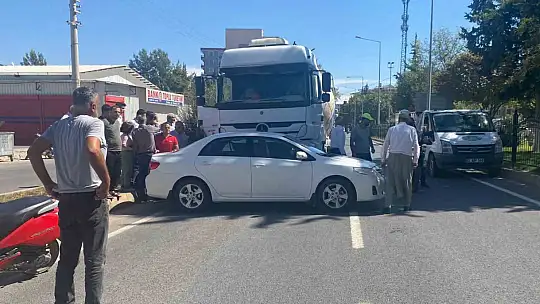 Adıyaman'da çimento tankeriyle çarpışan otomobil sürüklendi