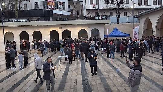 Tarihi Ulu Cami'de deprem sonrası ilk bayram namazı kılındı