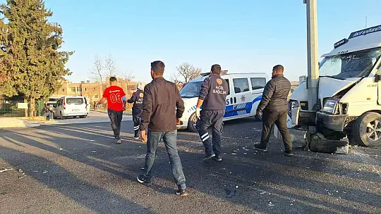 Tarım işçilerini taşıyan minibüs direğe çarptı: 15 yaralı