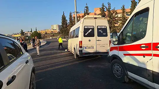 Tarım işçilerini taşıyan minibüs direğe çarptı: 15 yaralı