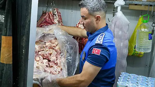 Tarsus'ta zabıta denetiminde sağlıksız ürünler imha edildi