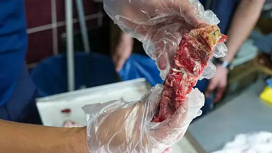 Tarsus'ta zabıta denetiminde sağlıksız ürünler imha edildi