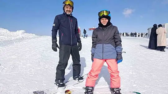 Tatille birlikte kayak merkezlerinde yoğunluk: Yedikuyular'da kar keyfi