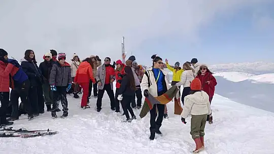 Tatille birlikte kayak merkezlerinde yoğunluk: Yedikuyular'da kar keyfi
