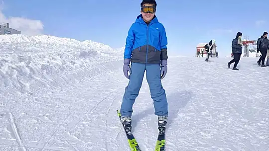 Tatille birlikte kayak merkezlerinde yoğunluk: Yedikuyular'da kar keyfi