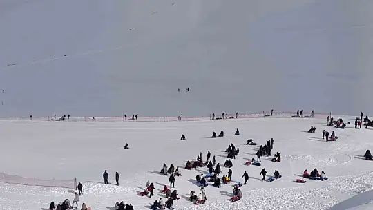 Tatille birlikte kayak merkezlerinde yoğunluk: Yedikuyular'da kar keyfi