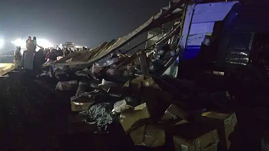 Tekstil malzemesi yüklü tır devrildi: Yol trafiğe kapandı