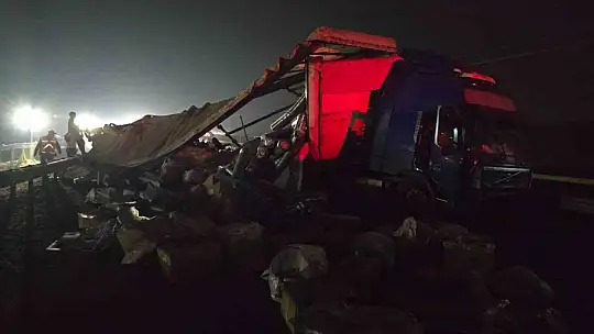 Tekstil malzemesi yüklü tır devrildi: Yol trafiğe kapandı