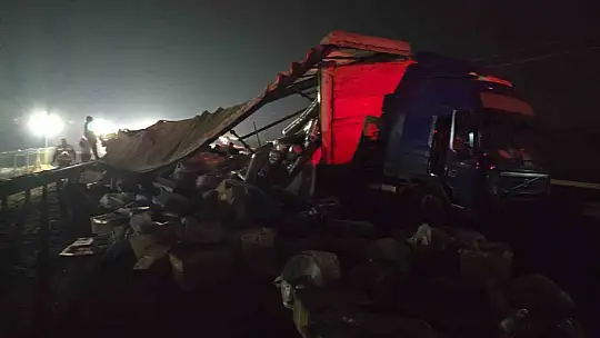 Tekstil malzemesi yüklü tır devrildi: Yol trafiğe kapandı