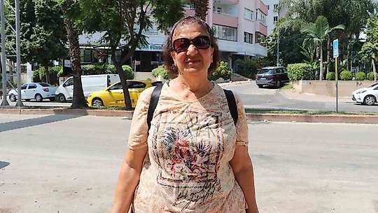 Telef olan kediyi besleyen vatandaşlardan pitbullun sahibine tepki