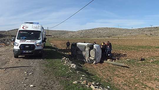 Telefon direğine çarpan otomobil takla attı: 5 yaralı