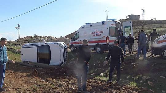 Telefon direğine çarpan otomobil takla attı: 5 yaralı