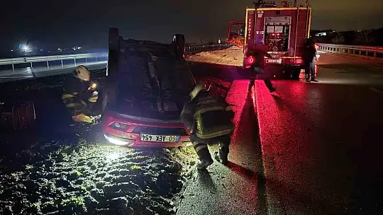 Ters dönen otomobildeki 2 kişi yaralandı