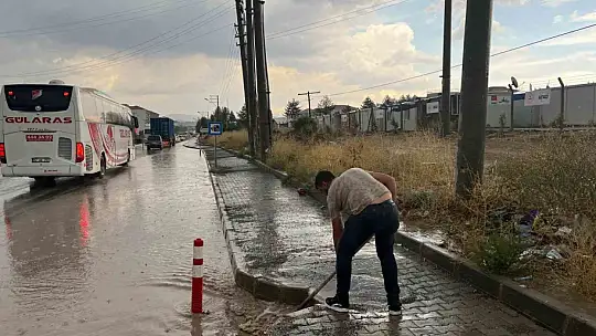Gölbaşı Belediyesi karayolda tıkanan mazgalları temizledi