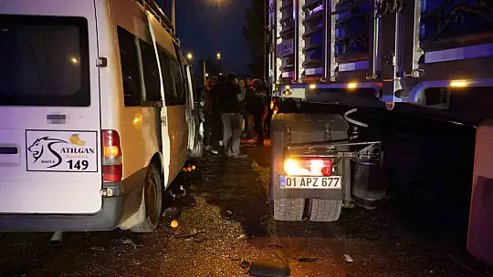 Tır işçi minibüsüne çarptı: 2 yaralı