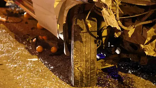 Tır işçi minibüsüne çarptı: 2 yaralı