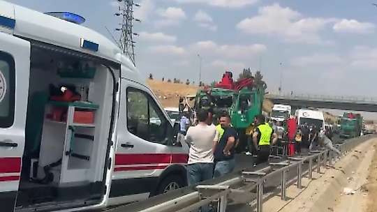 Tıra arkadan çarpan çöp kamyonunun sürücüsü ağır yaralandı