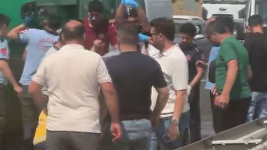 Tıra arkadan çarpan çöp kamyonunun sürücüsü ağır yaralandı