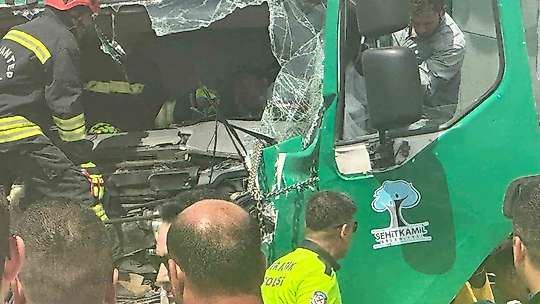 Tıra arkadan çarpan çöp kamyonunun sürücüsü ağır yaralandı