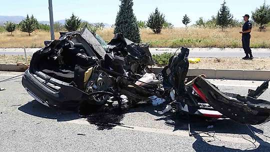 Tıra arkadan çarpan otomobil hurdaya döndü: 1 yaralı