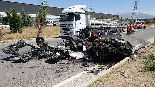 Tıra arkadan çarpan otomobil hurdaya döndü: 1 yaralı