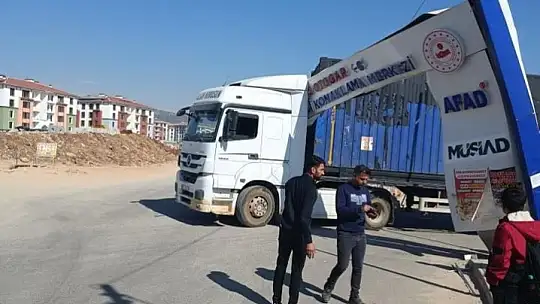 Adıyaman'da tırın çarptığı konteyner kent levhası yerinden söküldü