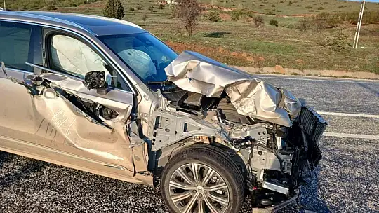 Traktöre arkadan çarpan otomobilde sürücü yaralandı