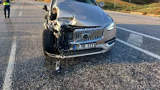 Traktöre arkadan çarpan otomobilde sürücü yaralandı