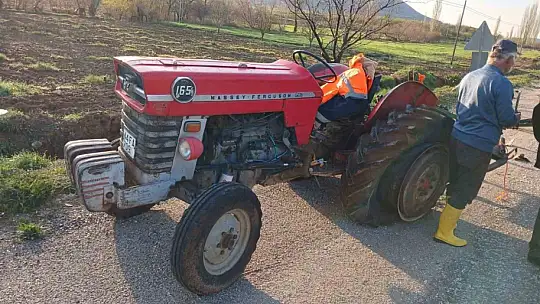 Traktöre arkadan çarpan otomobilde sürücü yaralandı