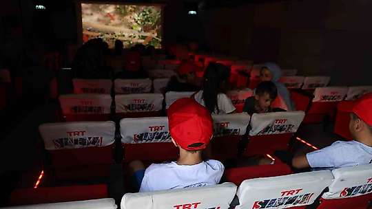 TRT Sinema Tırı Elazığlı çocuklara sinema keyfi yaşattı