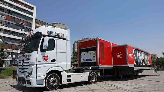 TRT Sinema Tırı Elazığlı çocuklara sinema keyfi yaşattı