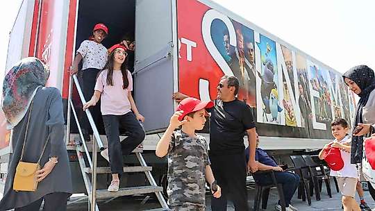 TRT Sinema Tırı Elazığlı çocuklara sinema keyfi yaşattı