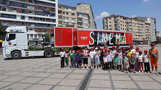 TRT Sinema Tırı Elazığlı çocuklara sinema keyfi yaşattı