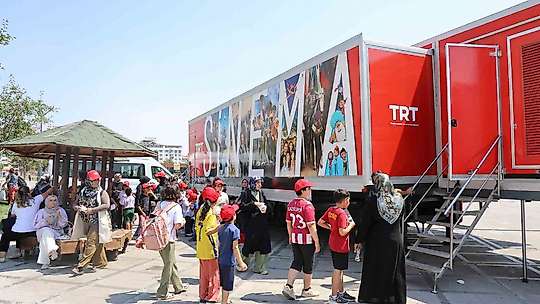 TRT Sinema Tırı Elazığlı çocuklara sinema keyfi yaşattı