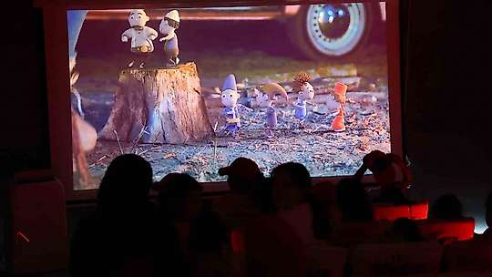 TRT Sinema Tırı Elazığlı çocuklara sinema keyfi yaşattı
