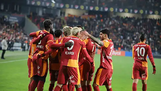 Turkcell Süper Kupa: Galatasaray: 2 - Trabzonspor: 0 (İlk yarı)