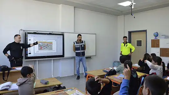 Adıyaman Tut'ta polis ekipleri öğrencilere trafik eğitimi verdi