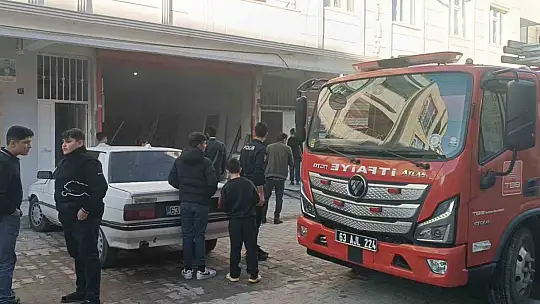 Tutuşan talaş iş yerini yaktı