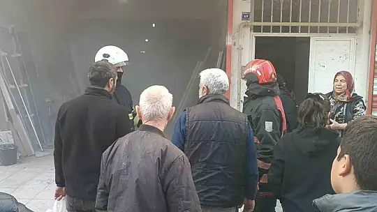 Tutuşan talaş iş yerini yaktı