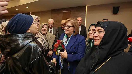Umreden dönen ikinci kafile, Fatma Şahin ile bir araya geldi