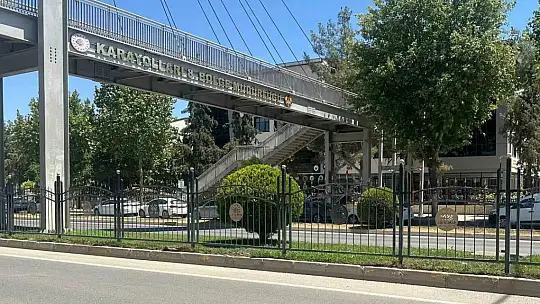 Üst geçidi kullanmayan şahıs demir korkulukta sıkıştı