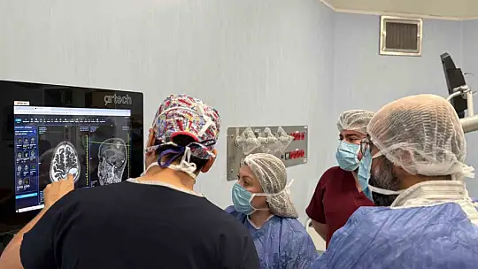 Uyanık beyin ameliyatıyla tümör alındı