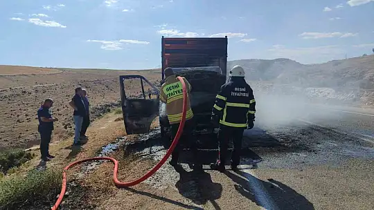 Üzerinde traktör römorku bulunan kurtarıcı kamyonet yandı