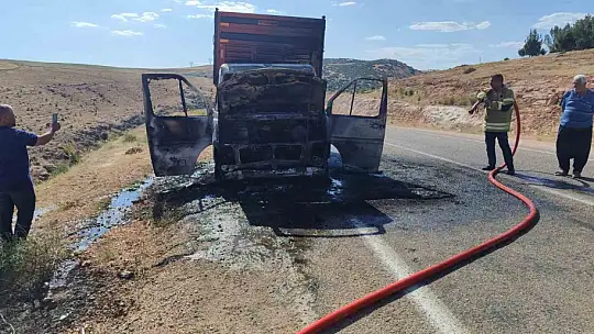Üzerinde traktör römorku bulunan kurtarıcı kamyonet yandı