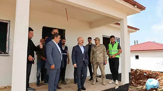 Vali Varol, köy evlerinde incelemelerde bulundu