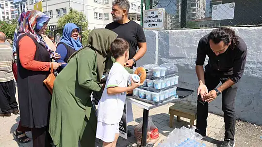 Vefat eden mühendisin adına YKS öncesi simit ve ayran dağıtıldı