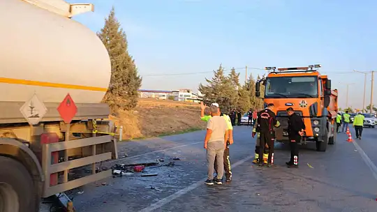 Yakıt tankerine çarpan kamyonetin sürücüsü hayatını kaybetti